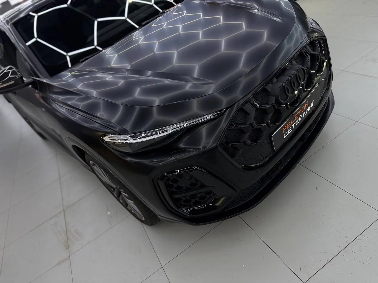 Оклейка Audi Q5 в сатиновую полиуретановую пленку 200 мкм: шелковый финиш и надежная защита